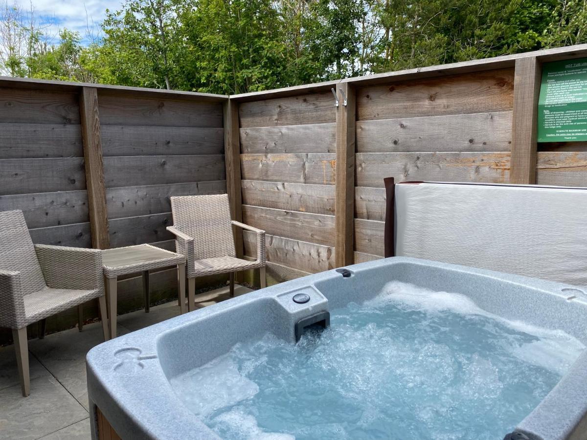 Fox Lodge With Hot Tub Cupar Exterior photo