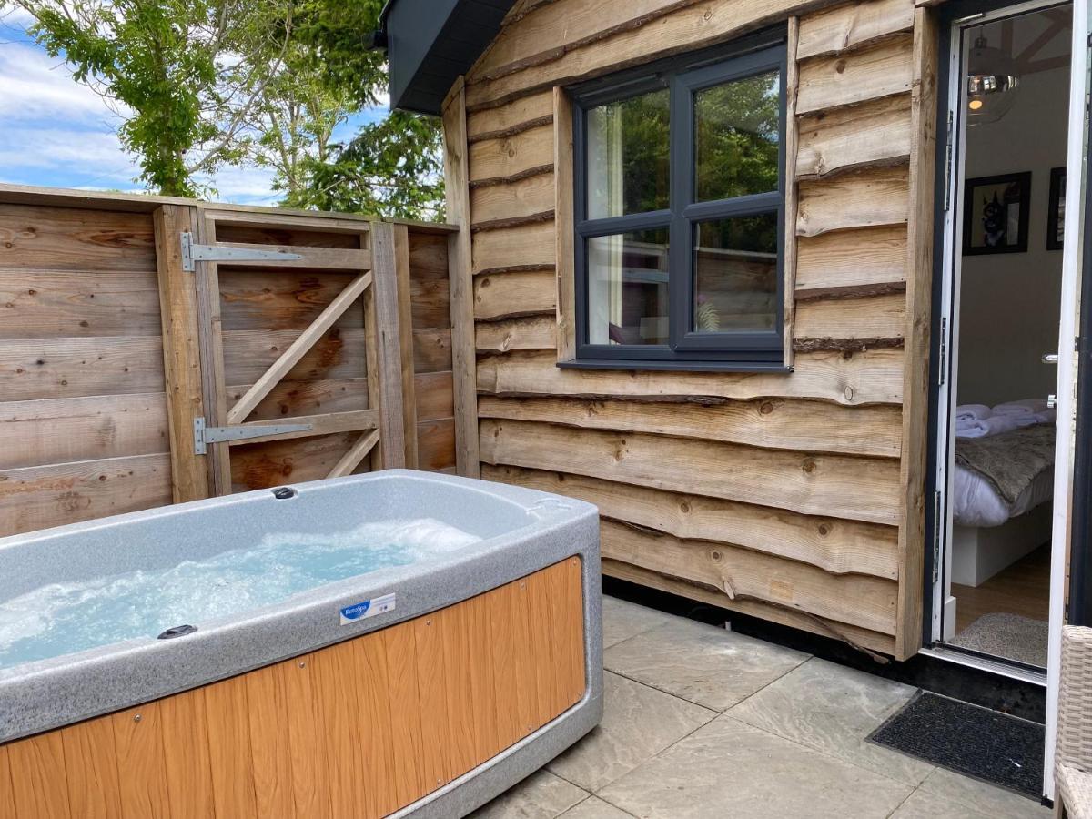 Fox Lodge With Hot Tub Cupar Exterior photo